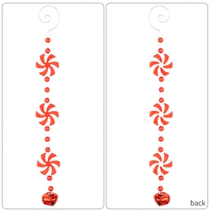 Dettaglio decorazione natalizia a perle rosse e bianche con campanella e ciondolo a spirale
