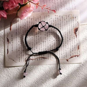 Bracciale a rete fatto a mano con quarzo rosa e cordino nero regolabile