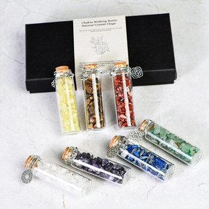 Chakra-Edelstein-Wunschflaschen-Set in schwarzer Geschenkbox mit Informationskarte