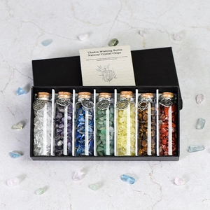 Chakra-Wunschflaschen-Set mit sieben natürlichen Kristallsteinen in schwarzer Box