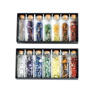 7 Chakra Heilkristall-Set mit Baum des Lebens und Energiesymbolen in Glasflaschen