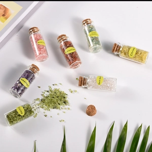 Set di 7 bottiglie di pietre di cristallo naturale con tappi di sughero in confezione