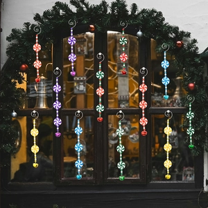 Dettaglio di decorazioni natalizie colorate con perline e campanelli su sfondo festivo