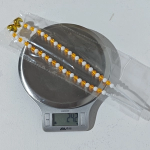 Detail van feestelijke kralen zuurstok decoratie met bellen, weegt 24,2 gram