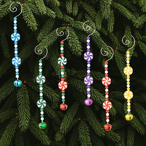 Lecca-lecca a forma di bastoncino con perline e campanelli appesi all'albero di Natale