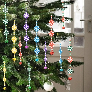 Ornamenti natalizi a spirale con perline e campanellini colorati su un albero di Natale