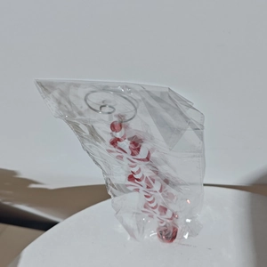 Dettaglio del bastoncino di Natale a strisce bianche e rosse con gancio metallico
