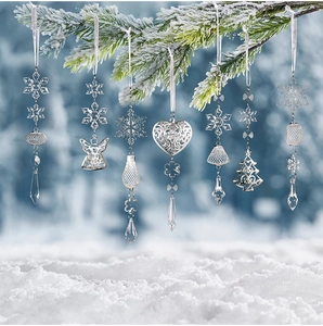 Set de décorations de Noël argentées avec flocons et anges sur branches de sapin enneigées