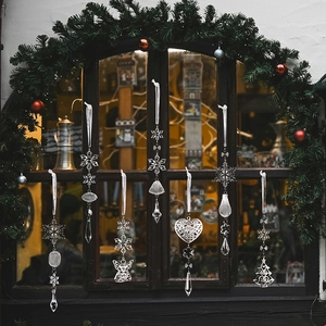 Ornements de Noël en acrylique transparent sur sapin avec rubans décoratifs