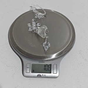Vue détaillée du flocon de neige en acrylique de 10,8 g avec cloche en maille métallique