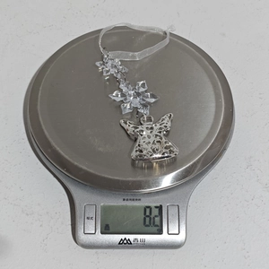Vue détaillée d'un pendentif flocon de neige en acrylique sur une balance numérique