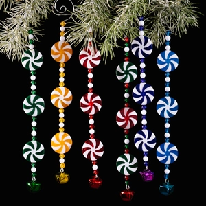 Ornamenti natalizi a forma di caramella con perline e campanelli per l'albero