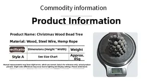 Détail d'un sapin de Noël en perles de bois gris sur balance montrant le poids de 85g