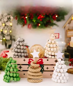 Vue macro de cinq sapins de Noël décoratifs en perles de bois sur un plateau en bois