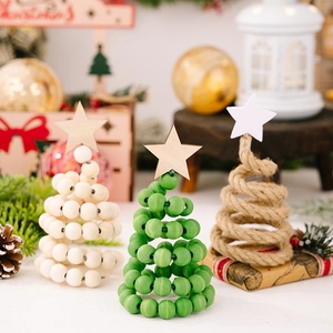 Vue détaillée de sapins de Noël en perles de bois et corde pour décoration de table chic