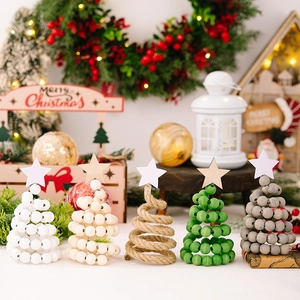 Détails de mini sapins de Noël faits main en perles de bois avec étoiles au sommet