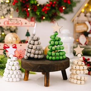 Détail de quatre sapins de Noël en perles de bois colorées avec support en métal et étoile