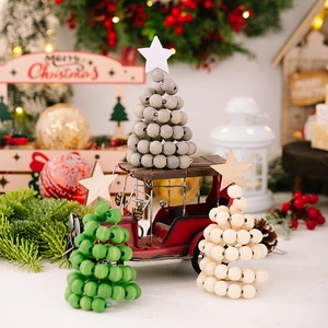 Ensemble de trois sapins de Noël en perles de bois gris vert et blanc avec étoile