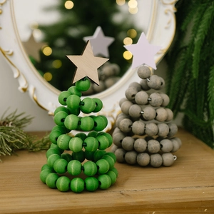 Détail d'ornements de sapin de Noël en perles de bois vert et gris avec étoile