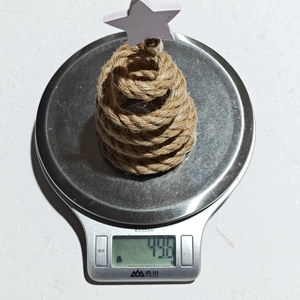 Détail d'un sapin de Noël en corde de jute avec étoile blanche pesant 49,8 g
