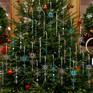 Detailansicht der klaren Acryl-Weihnachtsflocken und Eiszapfen-Deko am Baum