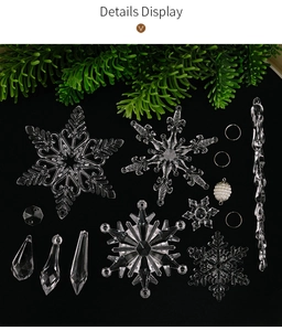 Detailansicht von klaren Acryl-Weihnachtseiszapfen und Schneeflocken-Anhängern im Set