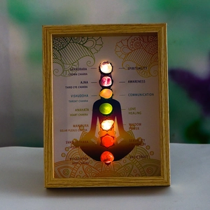 Cadre lumineux chakra en bois avec cristaux naturels et silhouette yoga pour décor méditation