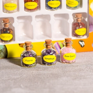 Collection de cristaux naturels en bouteilles de verre avec bouchons pour exposition