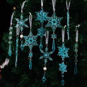 Nahaufnahme von lichtdurchlässigen eisblauen Acryl-Schneeflocken und Eiszapfen am Weihnachtsbaum