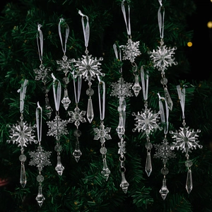15-piece clear acrylic Christmas snowflake pendants with crystal texture on a green tree