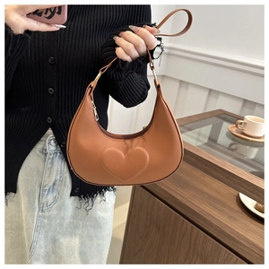 Détail du sac hobo marron avec gaufrage en forme de cœur 3D et fermeture éclair