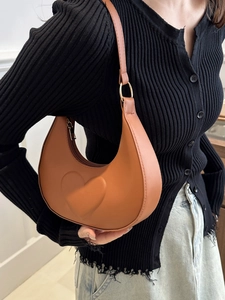 Sac demi-lune marron avec relief de cœur élégant et fine bandoulière en similicuir