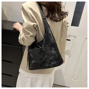 Detailed side view of black large-capacity tote bag with side pocket on shoulder