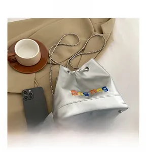Détail du sac seau argenté avec broderie Bag Bag et fine bandoulière en chaîne