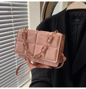 Détail du sac bandoulière rose marbré avec matelassage carré et bandoulière chaîne