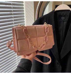 Détail du sac à chaîne rose matelassé avec finition brillante et bandoulière large
