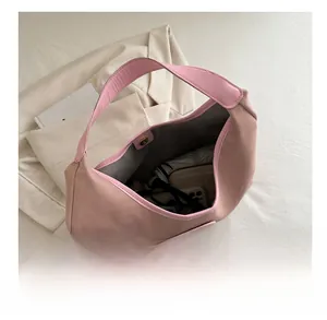 Draufsicht auf rosa PU-Schultertasche mit geräumigem Innenraum für Schirm und Geldbörse