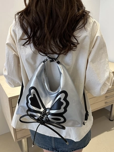 Bolso de hombro plateado metalizado con aplique de mariposa negra y cintas Y2K