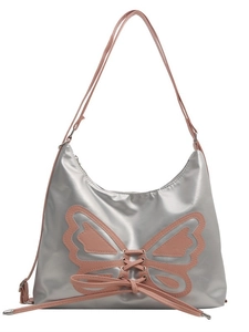 Bolso de hombro plateado metalizado con gran parche de mariposa rosa y lazos decorativos
