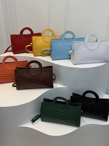 Borsa a mano minimalista da donna con motivo a coccodrillo e manici circolari scavati