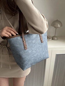 Sac fourre-tout spacieux au fini bleu délavé avec des anses en cuir marron chic