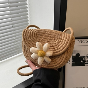 Borsa a sella intrecciata a mano kaki con margherita bianca e tracolla in corda sottile