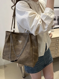 Large capacity vintage brown canvas tote bag with metal chain for women's daily commute