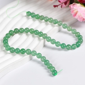 Natürliche grüne Aventurin-Rundperlen für DIY-Schmuck auf weißem Wellen-Displayständer