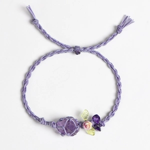 Bracciale intrecciato a mano in ametista grezza viola con accenti floreali e regolabile
