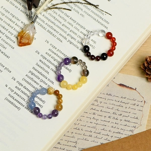 Naturkristall-Perlenring-Set und Citrin-Anhänger auf Vintage-Buch-Hintergrund