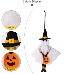 Vista macro dettagliata del fantasma di Halloween con garza, cappello e borsa a zucca.