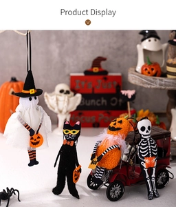 Dettaglio dei ciondoli in peluche di Halloween con fantasma gatto zucca e scheletro