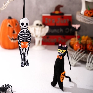 Dettaglio di ciondoli in peluche di Halloween con scheletro e gatto nero con zucca