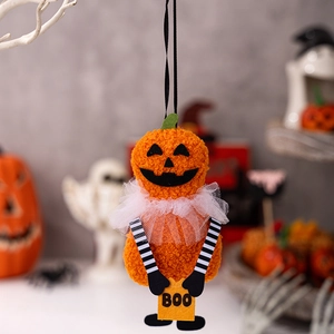 Dettaglio del ciondolo a zucca in peluche con scritta BOO per decorazioni di Halloween